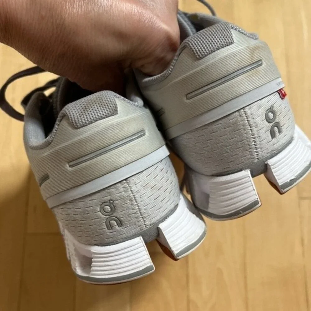 On Running Cloud V2 Performance Sneakers in Gray 8.5